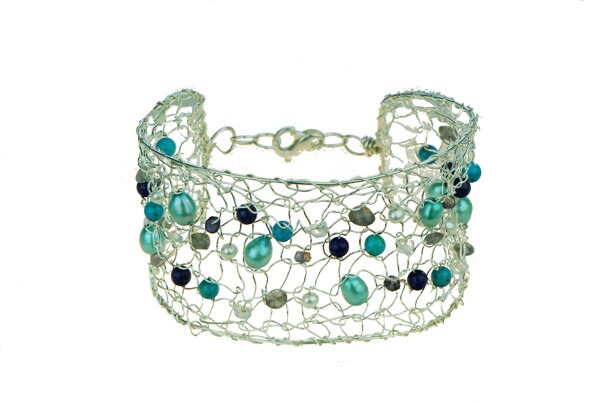 Armband "Susanne" Gestrickt in Silber Mit Süßwasserperlen, Türkis, Lapislazuli Und Mondstein Armband "Susanne" Gestrickt in Silber Mit Süßwasserperlen, Türkis, Lapislazuli Und Mondstein von ELIZdk