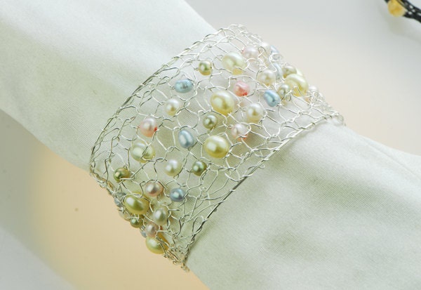 Armband "Susanne" Gestrickt in Silber Mit Süßwasserperlen Armband "Susanne" Gestrickt in Silber Mit Süßwasserperlen von ELIZdk