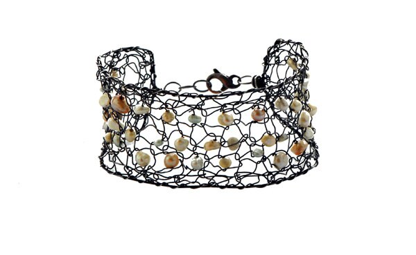 Handgefertigte Armband "Susanne" in Oxidiertem Silber Mit Süßwasser-Perlen Gestrickt Handgefertigte Armband "Susanne" in Oxidiertem Silber Mit Süßwasser-Perlen Gestrickt von ELIZdk