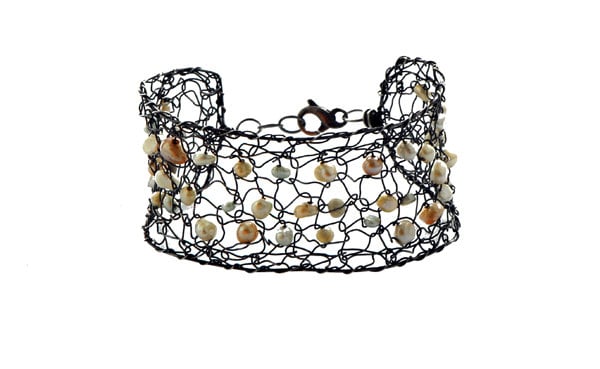 Handgefertigte Armband "Susanne" in Oxidiertem Silber Mit Süßwasser-Perlen Gestrickt Handgefertigte Armband "Susanne" in Oxidiertem Silber Mit Süßwasser-Perlen Gestrickt von ELIZdk