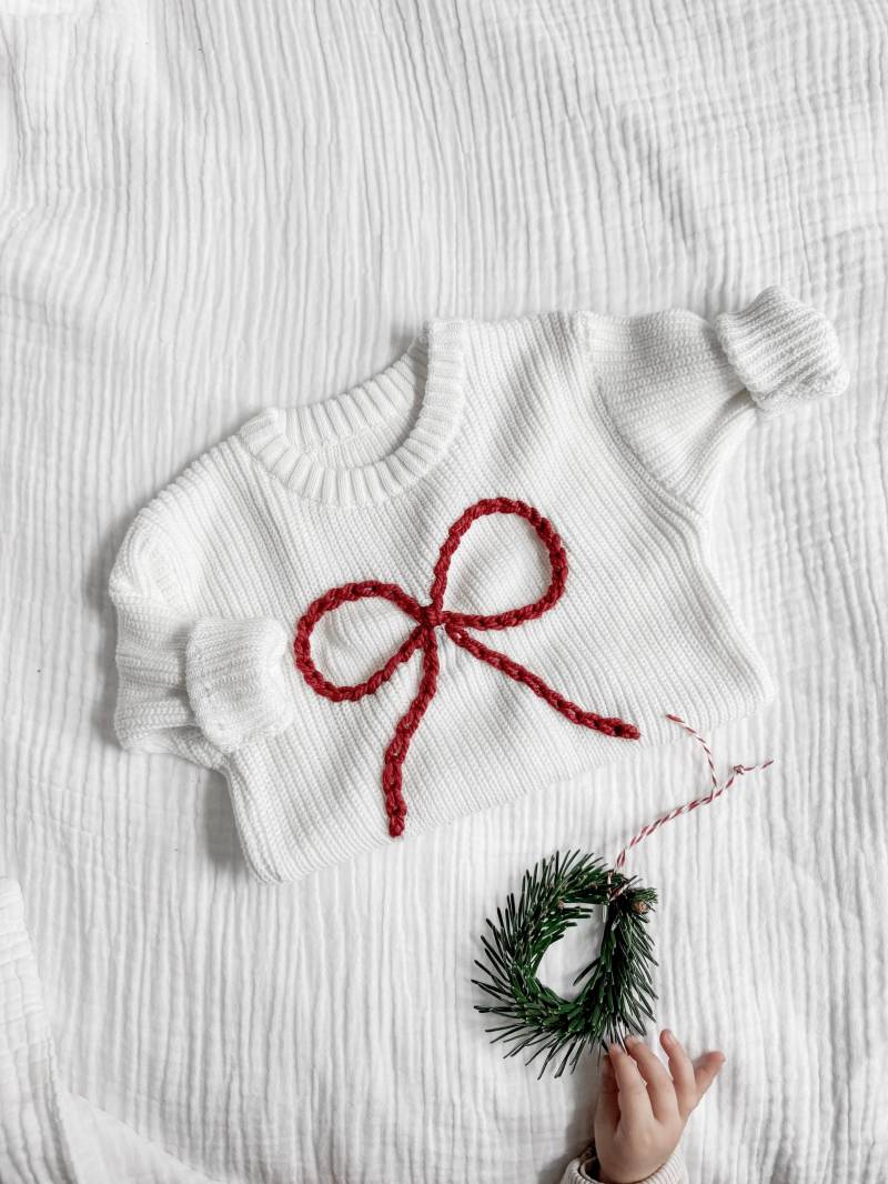 Handbestickter Baby-Weihnachtspullover Mit Roter Schleife | Handmade Christmas Sweater von ELLAKOTAmade
