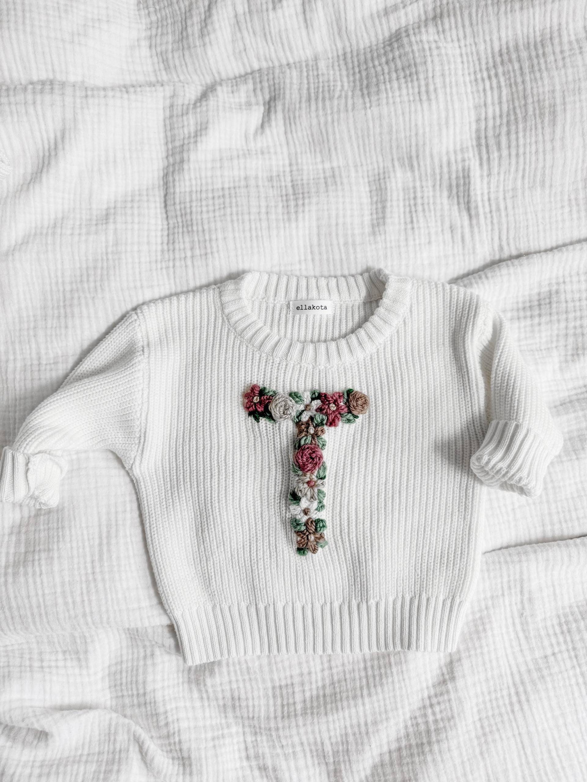 Personalisierter Baby Pullover Handbestickter Strickpullover Mit Floralem Initial Geschenk Geburt Taufe Geburtstag Personalisierter Baby Pullover Handbestickter Strickpullover Mit Floralem Initial Geschenk Geburt Taufe Geburtstag von ELLAKOTAmade