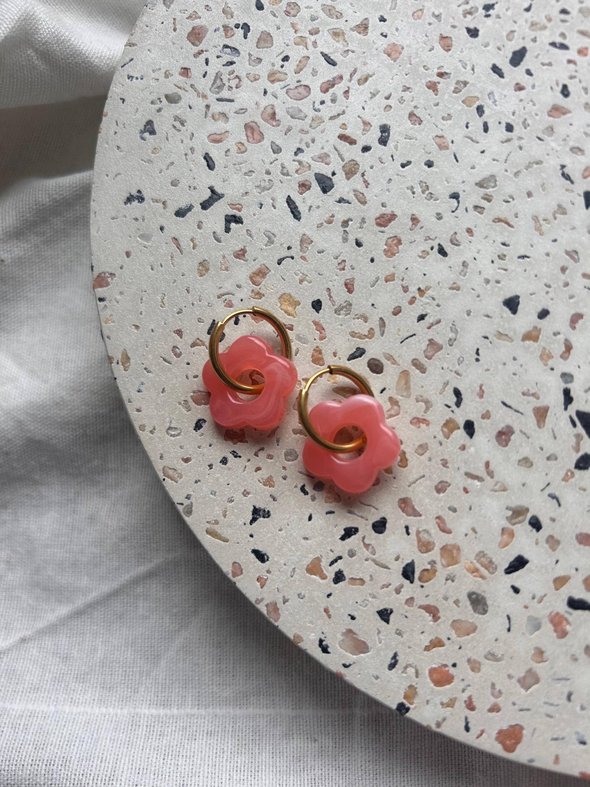 Blumen Ohrringe Rosa - Goldene Creolen Mit Acryl-Blumen Verspielter Statement Schmuck Sommer Accessoire Geschenk Für Sie Blumen Ohrringe Rosa - Goldene Creolen Mit Acryl-Blumen Verspielter Statement Schmuck Sommer Accessoire Geschenk Für Sie von ELRAHStudio