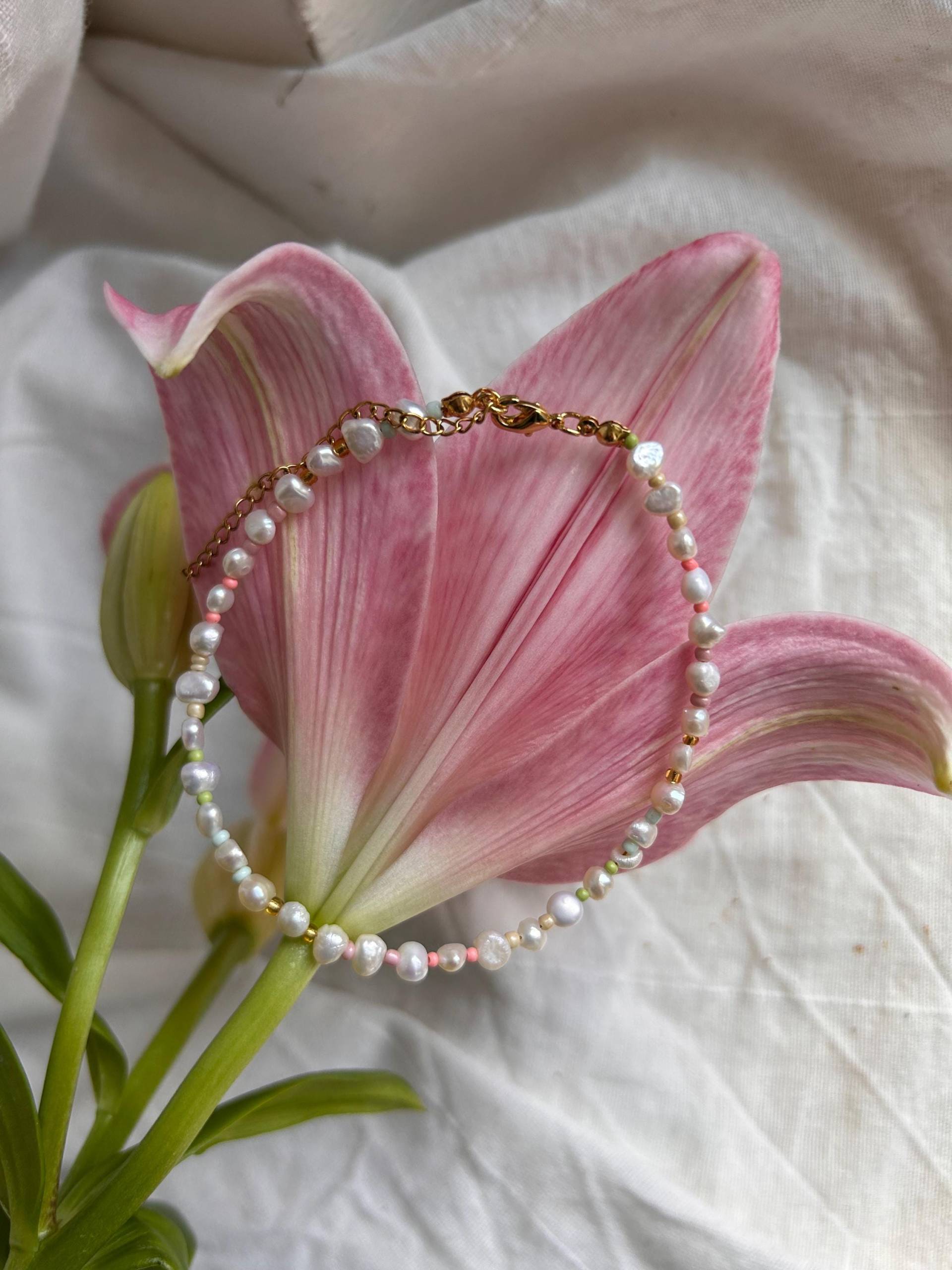 Fußkette Mit Süßwasserperlen - Handgemachter Fußschmuck Zarte Perlen Sommerliches Accessoire Geschenk Für Sie von ELRAHStudio