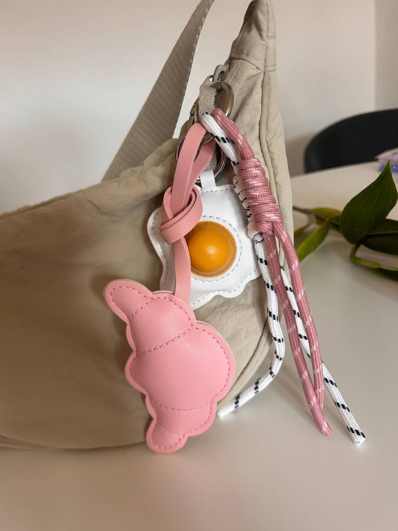 Kawaii Schlüsselanhänger Frühstücks-Set | Croissant Und Spiegelei Anhänger Süßer Bag Charm Geschenkidee Für Foodies Rosa Braun Kawaii Schlüsselanhänger Frühstücks-Set | Croissant Und Spiegelei Anhänger Süßer Bag Charm Geschenkidee Für Foodies Rosa Braun von ELRAHStudio
