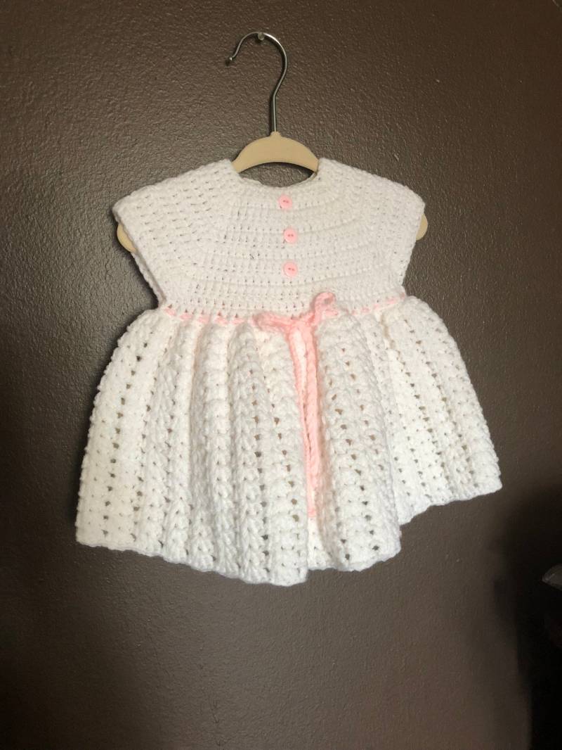 Gehäkelte Baby-Mädchen-Kleid von ELSAMLUCKCROCHET