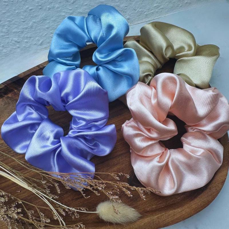 Scrunchie Aus Satin - Seidenoptik Haargummi Damen Glänzendes Haaraccessoire Handmade Stoff Geschenk Für Frauen von SISde