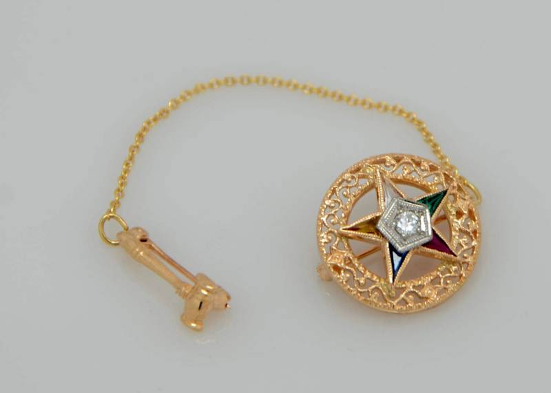 Freimaurer-Nadel Des Ordens Oststerns Aus 14-Karätigem Gelbgold Mit Hammerschutz Der Ehemaligen Matrone, Filigranem Kranz Und Edelsteinstern Freimaurer-Nadel Des Ordens Oststerns Aus 14-Karätigem Gelbgold Mit Hammerschutz Der Ehemaligen Matrone, Filigranem Kranz Und Edelsteinstern von EMAttic