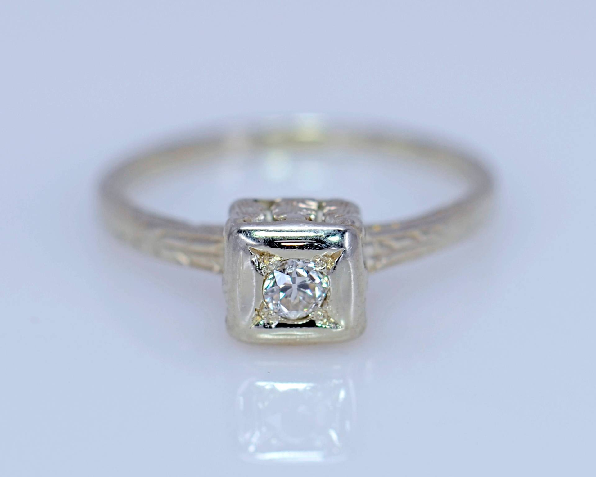Vintage Diamant Solitär Versprechen Oder Verlobung Ring in Weiß 18K Filigran Gold, Größe 5 Vintage Diamant Solitär Versprechen Oder Verlobung Ring in Weiß 18K Filigran Gold, Größe 5 von EMAttic