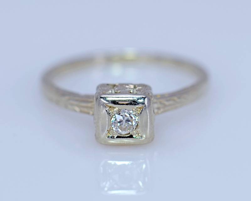 Vintage Diamant Solitär Versprechen Oder Verlobung Ring in Weiß 18K Filigran Gold, Größe 5 Vintage Diamant Solitär Versprechen Oder Verlobung Ring in Weiß 18K Filigran Gold, Größe 5 von EMAttic
