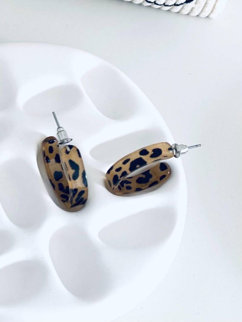 Ohrringe Creolen Leo Design Aus Kunstharz von EMMEOconceptstore