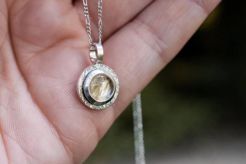 Goldene Rutilquarz Halskette, Natürlicher Silber Anhänger von EMPEROROFGRACE