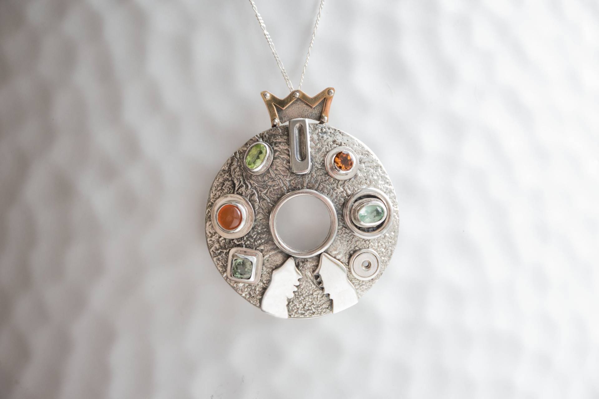 Moderne Statement-Edelsteinkette, Einzigartige Runde Form Silberanhänger, Moderner Statement-Schmuck von EMPEROROFGRACE