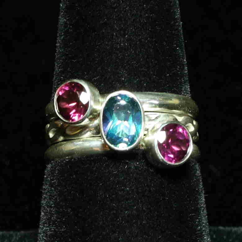 Ein Ring Aus Rhodolith Granat Stapelring von EMPjewelry