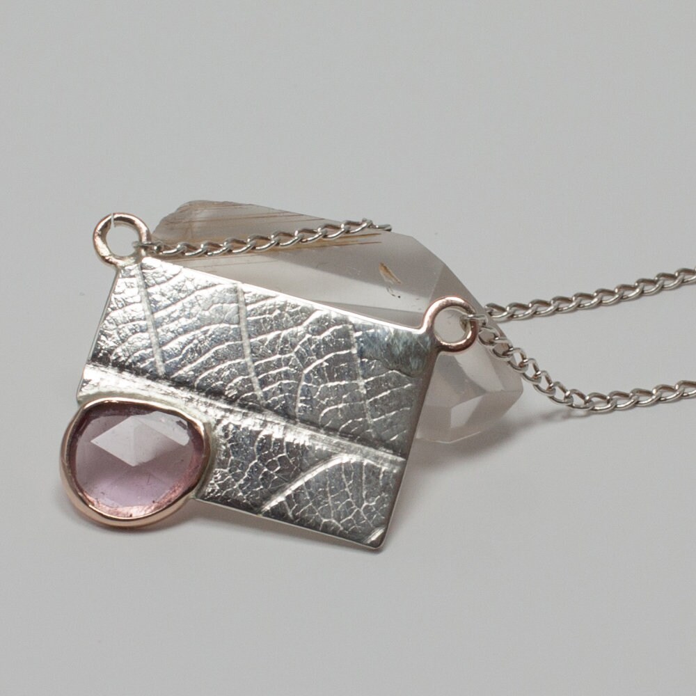 sterling Silber, Massives 14K Roségold Und Rosa Turmalin in Rosenschliff, Blattabdruck Kette, Feder, Geschenk von EMPjewelry