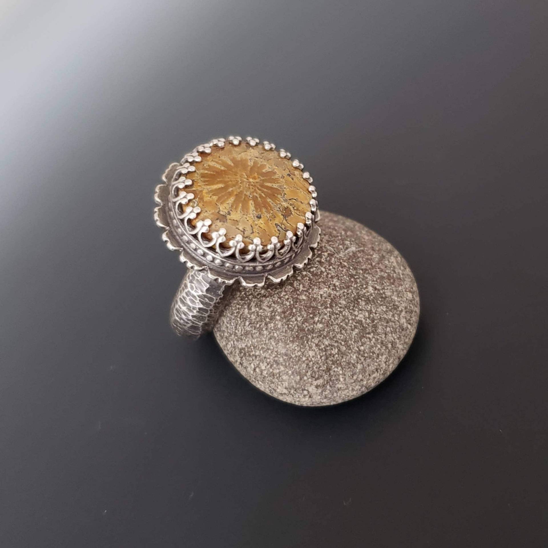 Fossiler Korallenring Handgemacht, Blumenring Silber, Geburtstagsgeschenke Für Frauen, Naturliebhaber Geschenk Mama, Boho Ringe Sterling Handwerker von EMWmetalworks