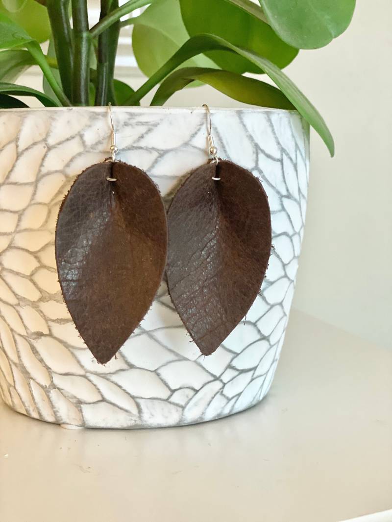 Rustikale Leder Blatt Ohrringe in Tabak - Zia Inspiriert von EMarieDesignsShop