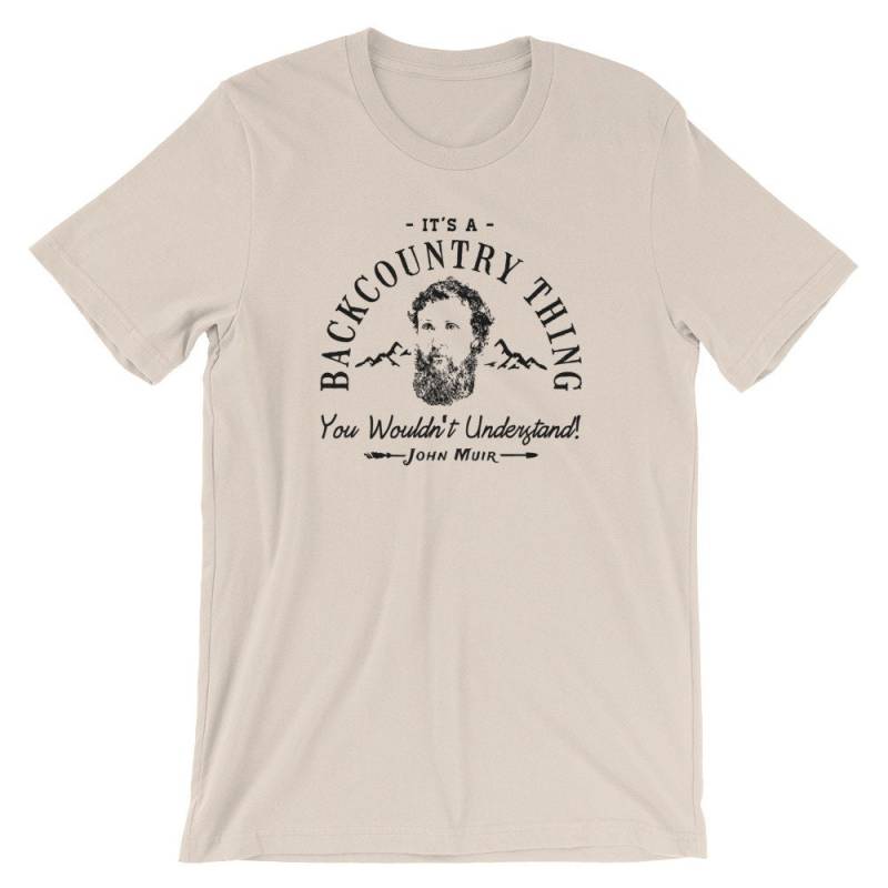 John Muir Trail Shirt - Wanderer Backpacker Inspiriertes Design It Es A Backcountry Thing, You Wouldn't Understand Kurzärmeliges Unisex T-Shirt von ENDUdesigns