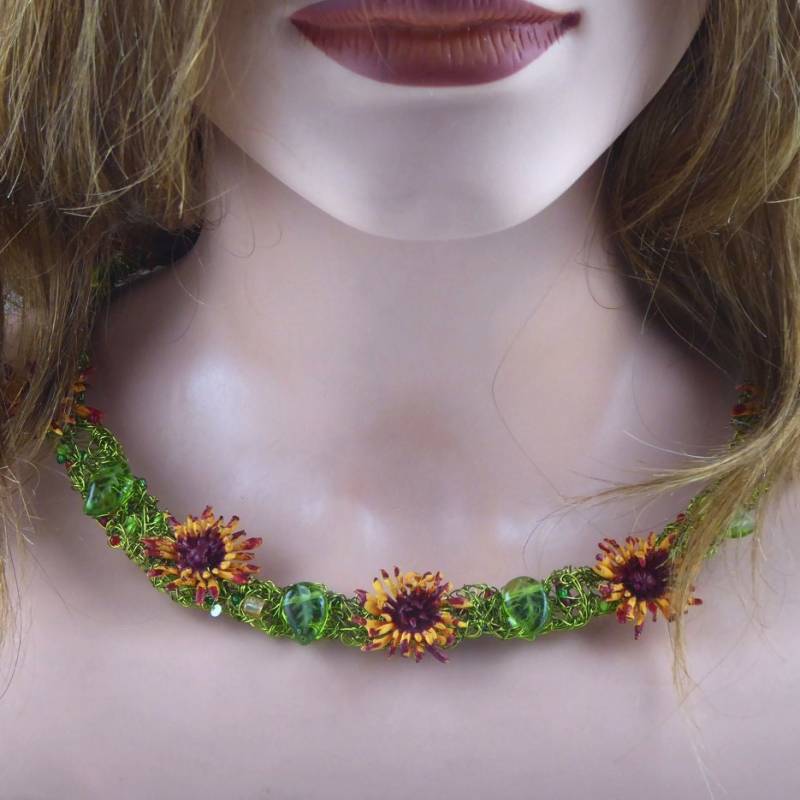 Handgewirktes Daisy-Collier in Grün von ENGELHARDTSCHMUCK