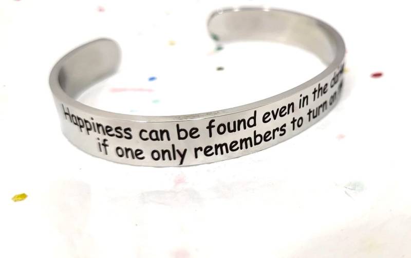 Glück Kann Selbst in Den Dunkelsten Zeiten Gefunden Werden, Wenn Man Nur Daran Denkt, Das Licht Geschenk Armband Und Manschetten Einzuschalten von ENGRAVED4EVER