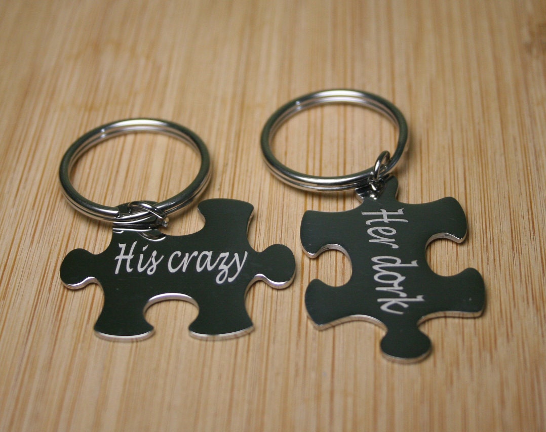 Passen Sie 2 Puzzleteil Paare Geschenke Keychain Personalisiert Für Paare, Freunde, Seine Und Ihre Jahrestags-Set An von ENGRAVED4EVER