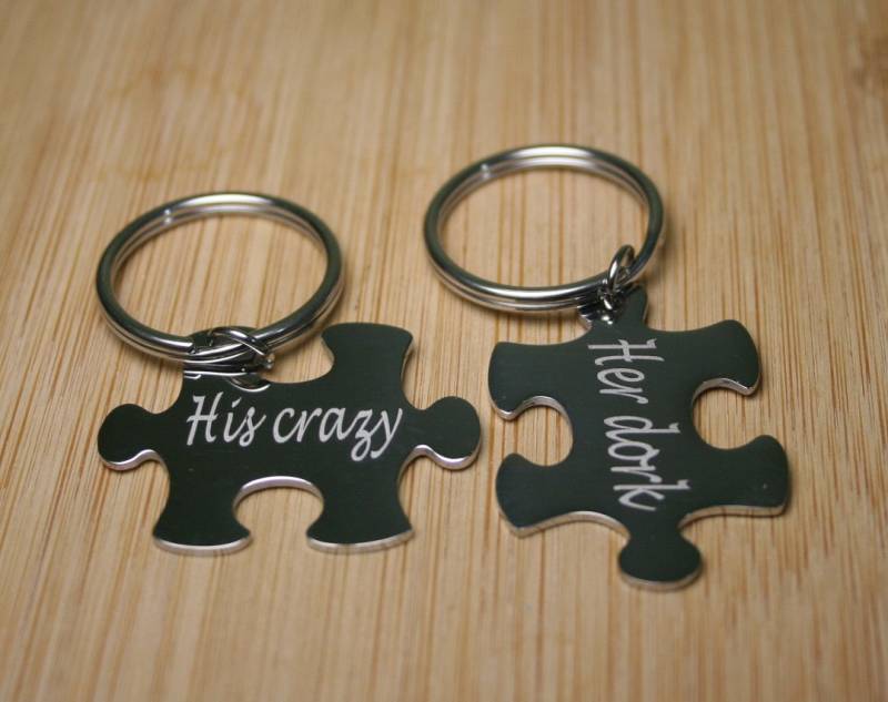 Passen Sie 2 Puzzleteil Paare Geschenke Keychain Personalisiert Für Paare, Freunde, Seine Und Ihre Jahrestags-Set An von ENGRAVED4EVER