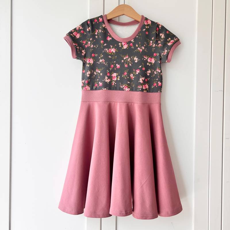 Bio Drehkleid Mit Ärmeln Nach Wunsch Rosen Dunkel von ENJOhandmade