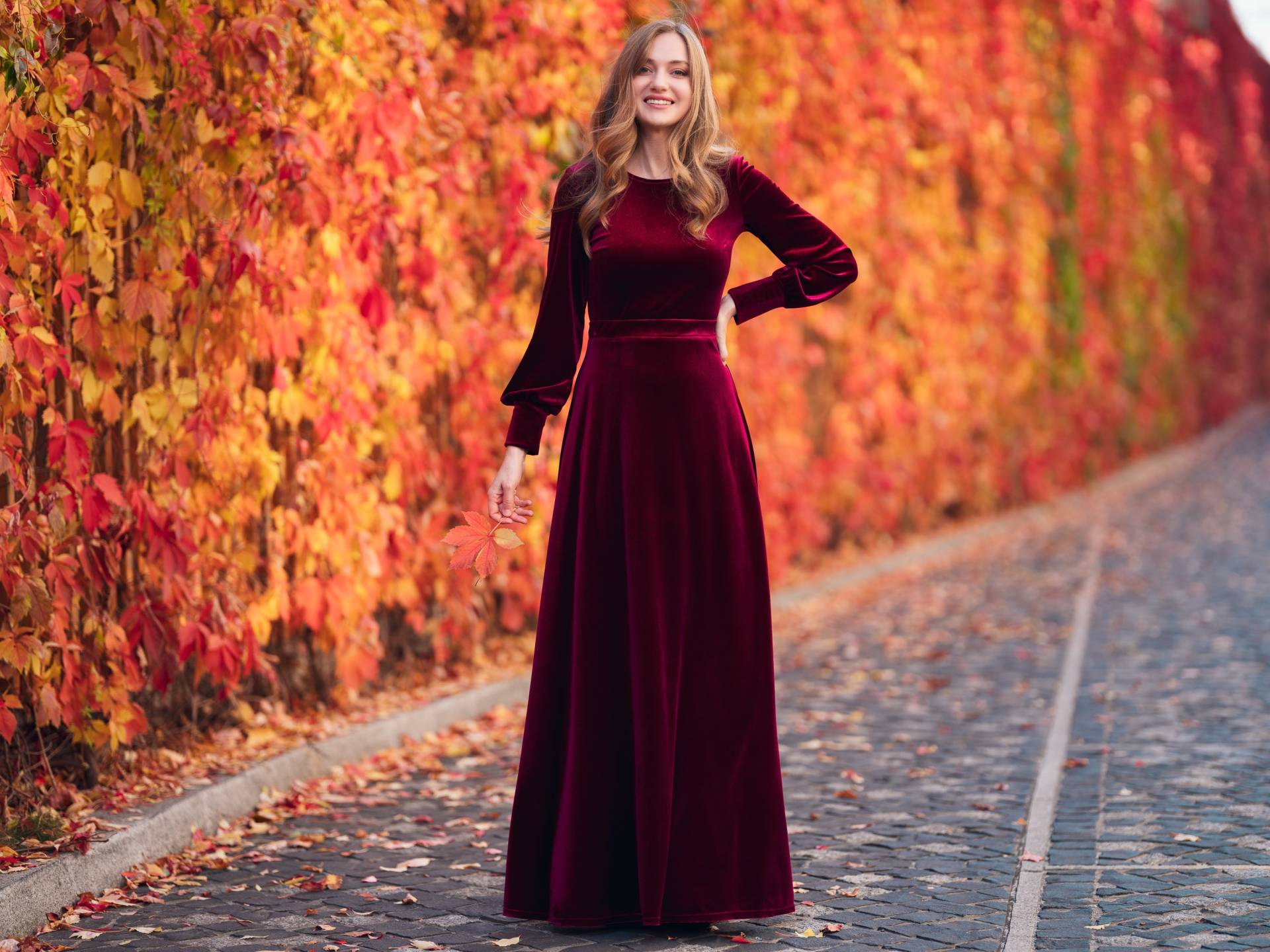 Samtkleid, Pflaume Burgund, Langes Kleid, Brautjungfer Hochzeitsgast Samt-Schlitz-Kleid, Maxikleid, Abendkleid, Ärmelkleid Samtkleid, Pflaume Burgund, Langes Kleid, Brautjungfer Hochzeitsgast Samt-Schlitz-Kleid, Maxikleid, Abendkleid, Ärmelkleid von ENMEstyle