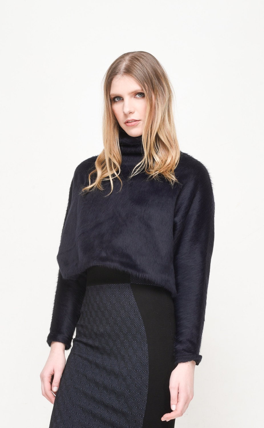 Blauer Ribe Pullover Mit Kunstfell von EONParis