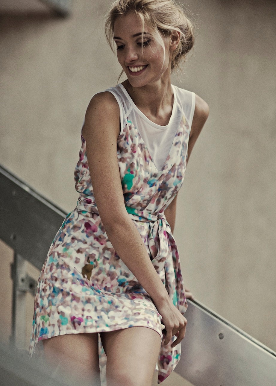 Überfüllten Stadion Print Kleid von EONParis