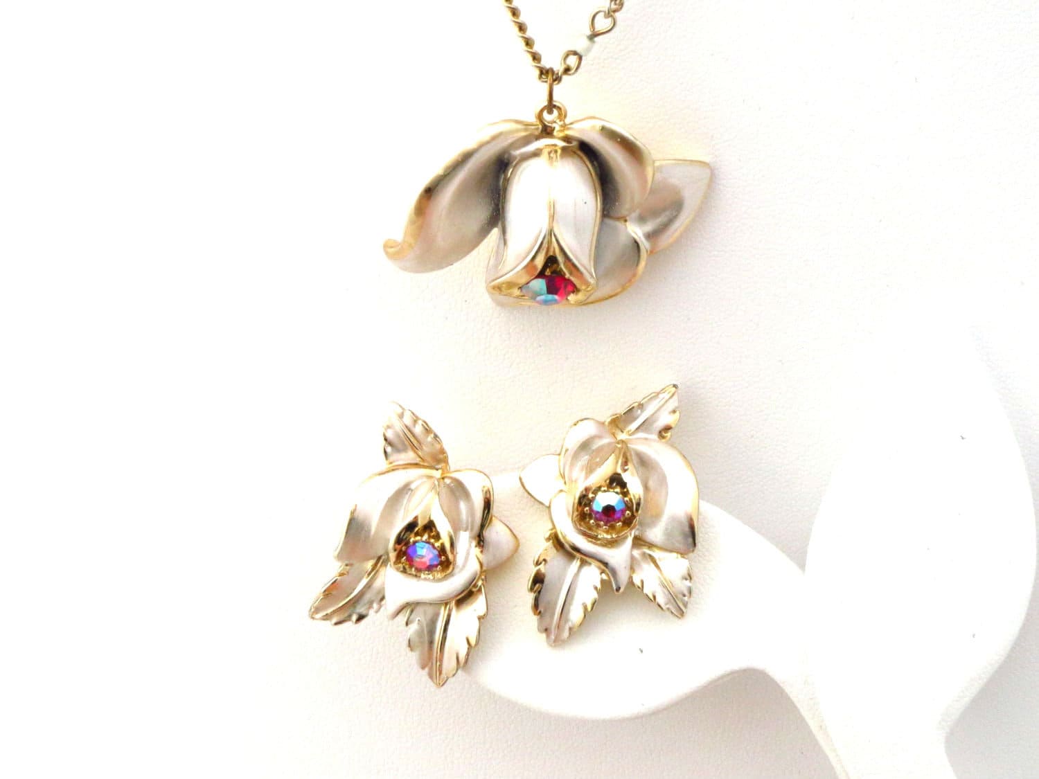 Florenza Emaille Strass Blumen Set, Halskette Und Ohrringe - Rosa Rot Ab Goldkette von ERAtiqueVintage