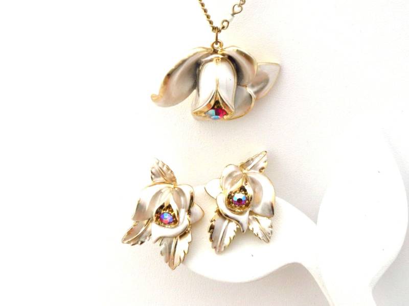 Florenza Emaille Strass Blumen Set, Halskette Und Ohrringe - Rosa Rot Ab Goldkette Florenza Emaille Strass Blumen Set, Halskette Und Ohrringe - Rosa Rot Ab Goldkette von ERAtiqueVintage