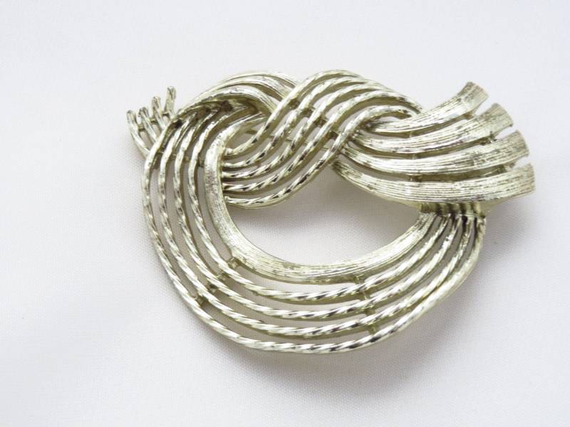 Lisner Signierte Vintage Schleifen Brosche Lisner Signierte Vintage Schleifen Brosche von ERAtiqueVintage