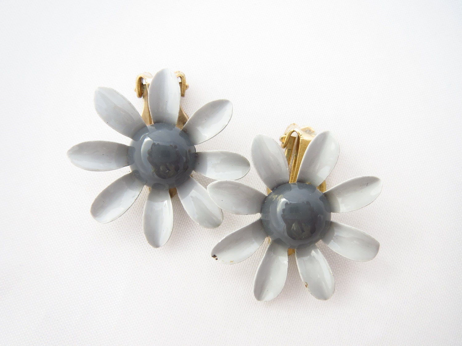 Vintage Emaille Graue Flower Power Ohrringe Retro Hippie Ohrclips von ERAtiqueVintage