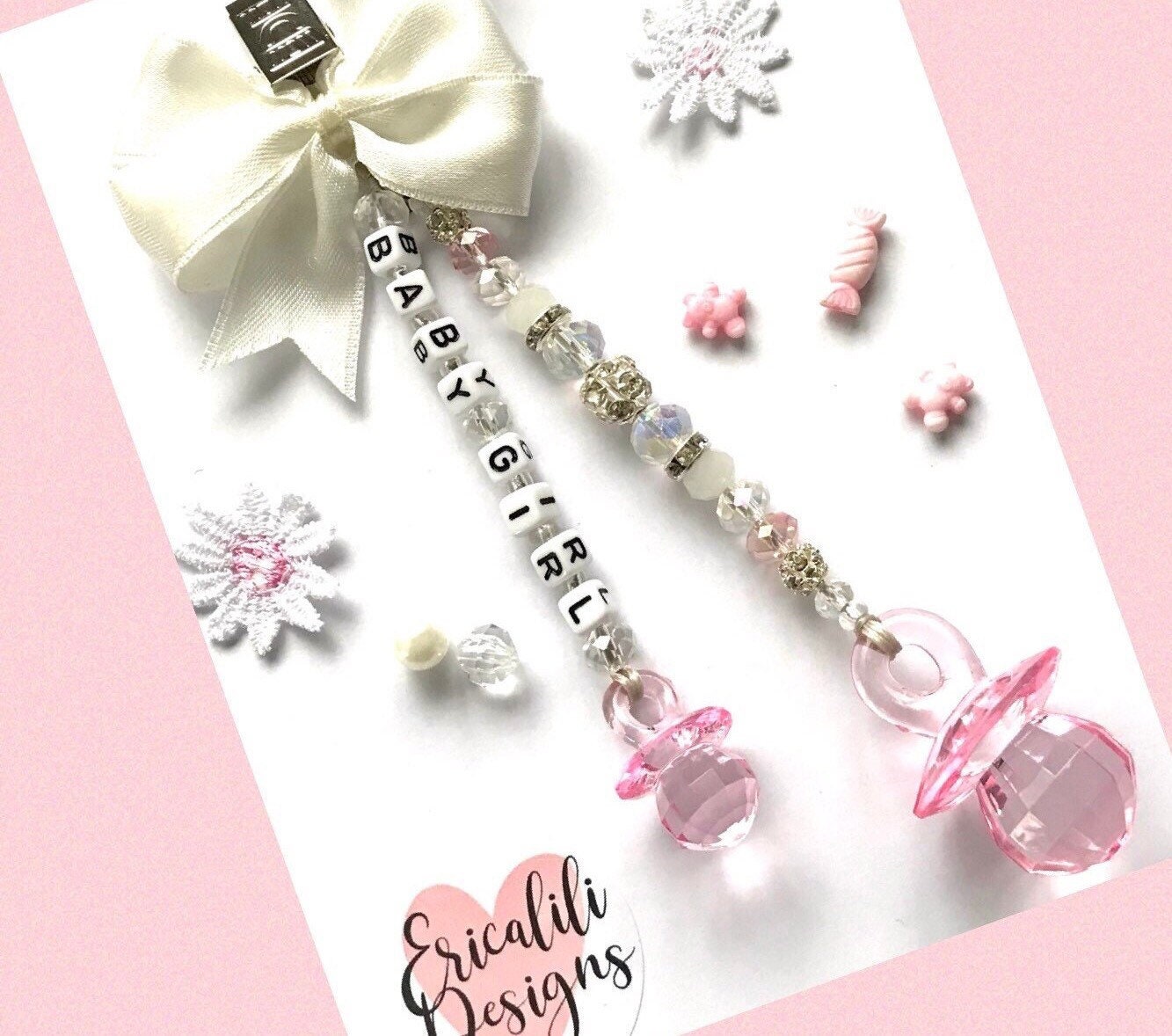 Diamanté Kinderwagen Charm Clip Dummy Teddy Weiß Rosa Crystal Girl New Baby Shower Geschenk Neugeborenen Kinderwagentasche in Memory Andenken von ERICALILIDESIGNS