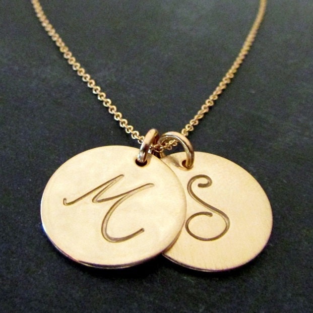 Gold Script Buchstabe Halskette, Zwei Charm Initial Monogramm Filled Halskette von ERiaDesigns