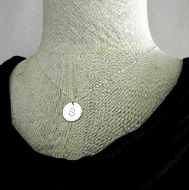 Handgemachte Sterling Silber Initial Halskette Mit Handgestempeltem Brief Anhänger An Der Silberkette Von E. Ria Designs, Made in Den Usa von ERiaDesigns