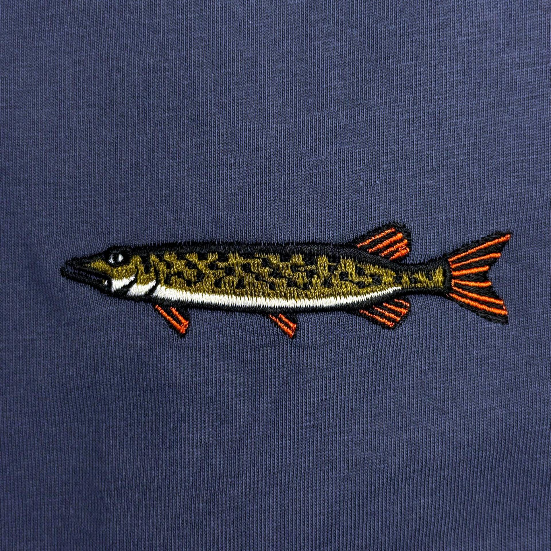 Hecht Stickmotiv Auf T-Shirt Aus Biobaumwolle Für Abenteuer An Land Und Wasser - Bestickt in Wien von ESCAshop