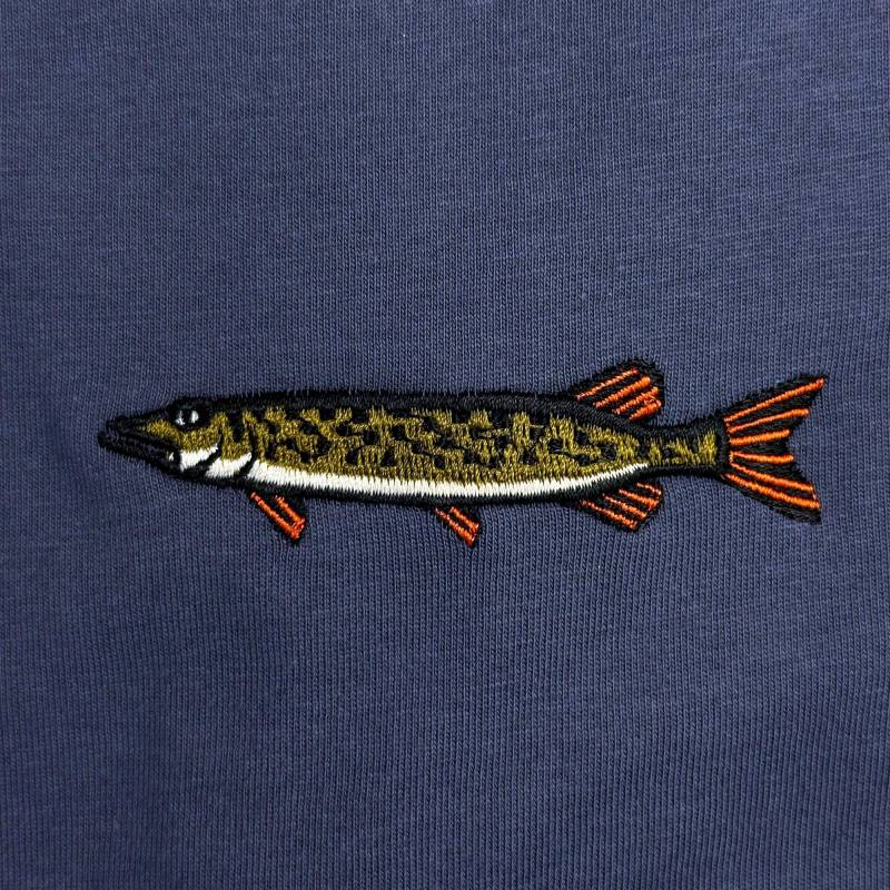Hecht Stickmotiv Auf T-Shirt Aus Biobaumwolle Für Abenteuer An Land Und Wasser - Bestickt in Wien von ESCAshop