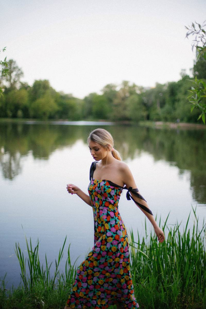 Frauen Blumen Midi-Kleid Maxi Sommerkleid Prärie Kleid Schwarz Blumen-Bauernkleid Rüschenkleid Designer-Frauenkleid, Korsett von ESENDY