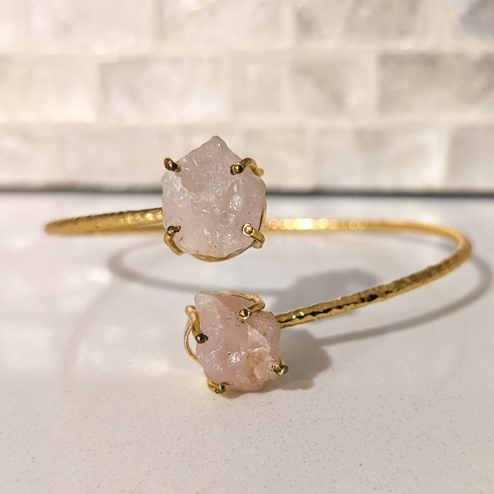 Ungeschliffener Rosenquarz Verstellbarer Manschetten Armreif Esquarock Crimson 22K Vergoldetes Messing Armband von ESHQROCKSHOP