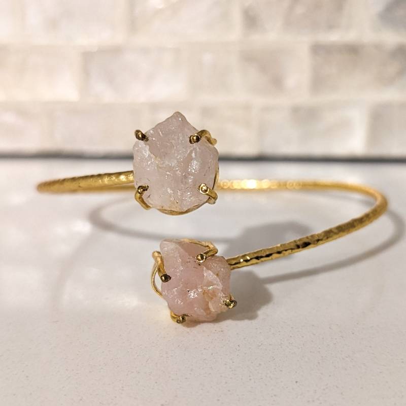 Ungeschliffener Rosenquarz Verstellbarer Manschetten Armreif Esquarock Crimson 22K Vergoldetes Messing Armband von ESHQROCKSHOP