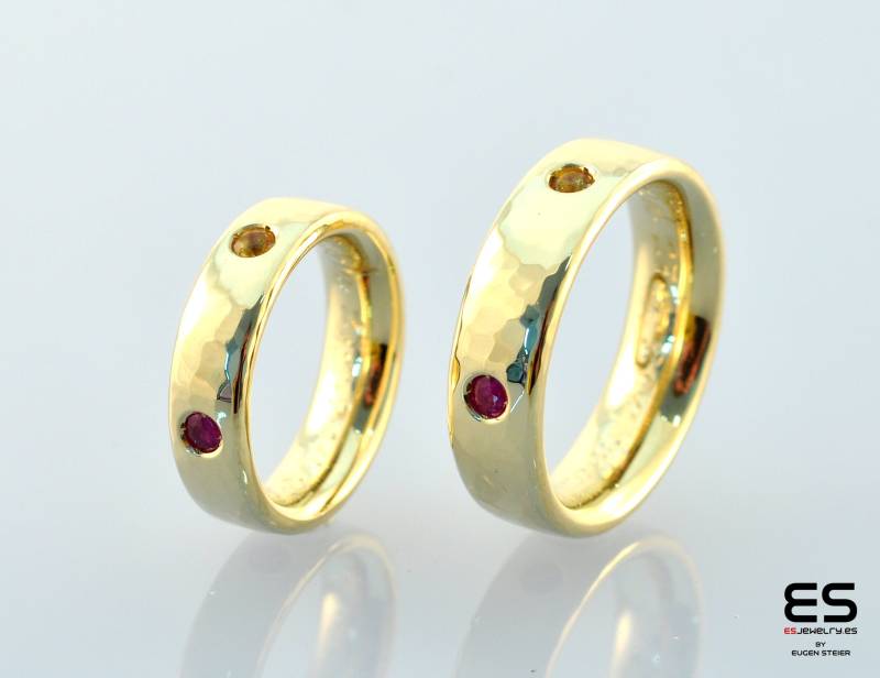 Ausgefallene Eheringe 750 Gelbgold, Trauringe Gold Geschmiedet, Mit Edelsteinen, Moderne Eheringe 18K Gold, Gelbgold von ESJewelryBarcelona