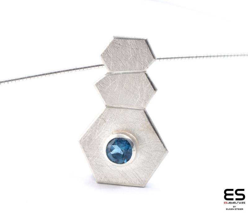 Handgemachter Moderner Anhänger Aus 925 Silber Mit 5mm London Blue Topas Hexagonale Form Minimalistisch Roku Kollektion von ESJewelryBarcelona