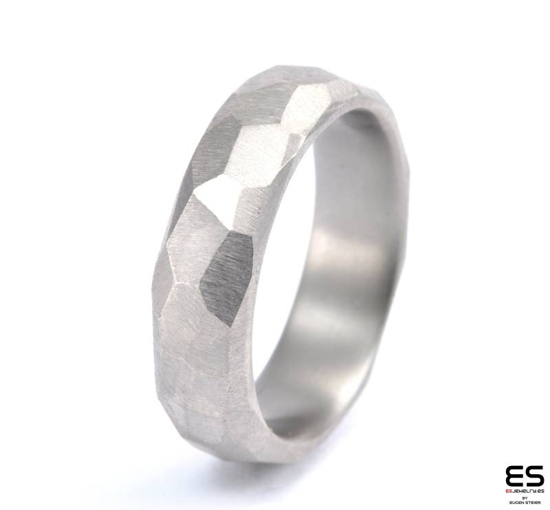 Handgemachter Moderner Ehering Trauring Aus Titan, Ring Für Männer Und Frauen, Facettierter Titanring, Eleganter Ring Minimalistisch, Titanring von ESJewelryBarcelona