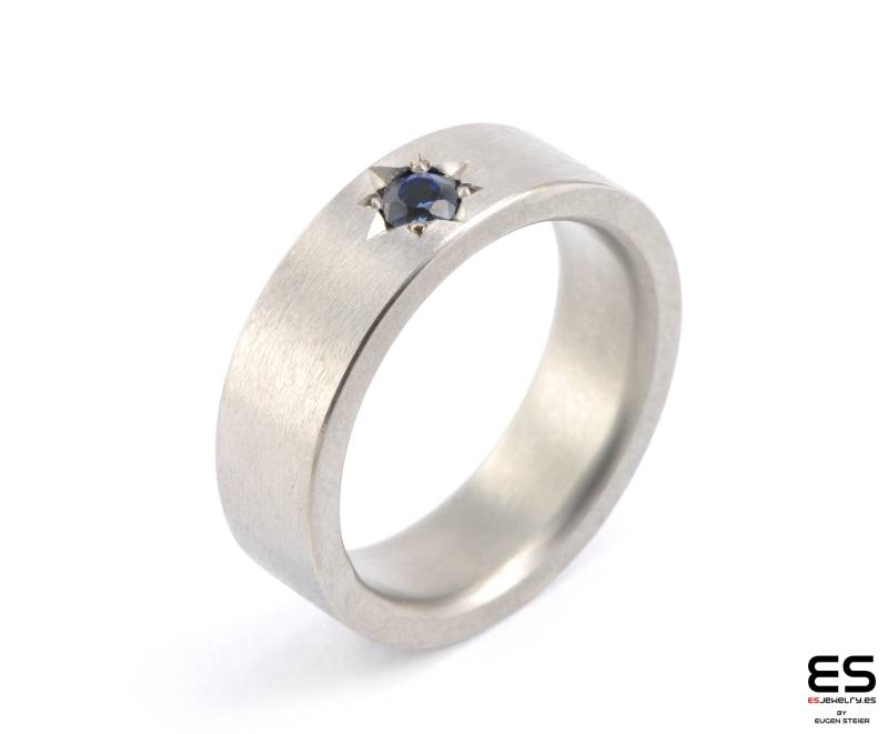 Handgemachter Ring Aus Titan Mit Natürlichem Blauem Saphir Verlobungsring Für Männer Und Frauen Unisex Design Allergiefrei von ESJewelryBarcelona