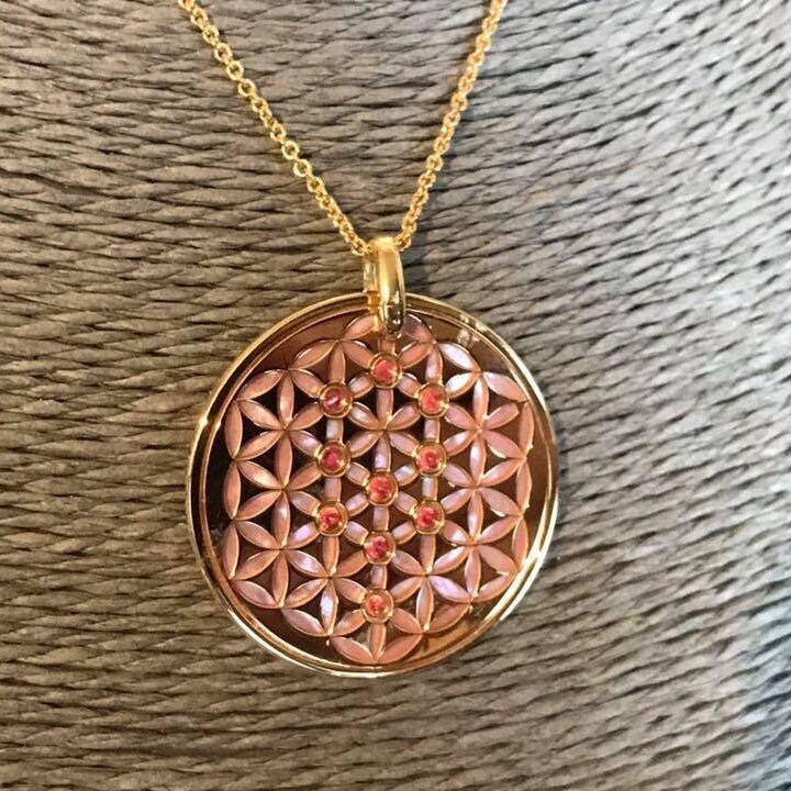 Blume Des Lebens in 24 Karat Gold Auf 925 Silber, Rose Saphire Und Perlmutt. Schmuckstück Mit Anhänger Kette Blume Des Lebens in 24 Karat Gold Auf 925 Silber, Rose Saphire Und Perlmutt. Schmuckstück Mit Anhänger Kette von ESOTERICArtStore