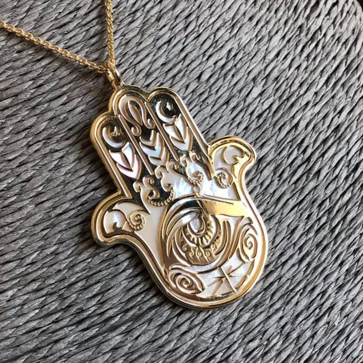 Hamsa Gold Weißer Perlmutt Anhänger - Hand Der Fatima Amulett Für Schutz, Glück, Positive Energie Und Spirituelle Harmonie von ESOTERICArtStore