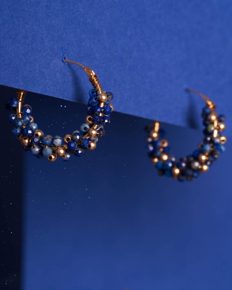 Creolen, Gewebt Aus Winzigen Natürlichen Lapislazuli-Edelsteinperlen Und Goldgefüllten Perlen Creolen, Gewebt Aus Winzigen Natürlichen Lapislazuli-Edelsteinperlen Und Goldgefüllten Perlen von ESPIEGLERIESBIJOUX