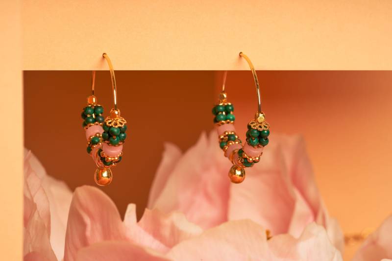 Kreolen Aus Natürlichen Rosa Opalsteinen Und Gewebten Malachit-Edelsteinperlen Kreolen Aus Natürlichen Rosa Opalsteinen Und Gewebten Malachit-Edelsteinperlen von ESPIEGLERIESBIJOUX